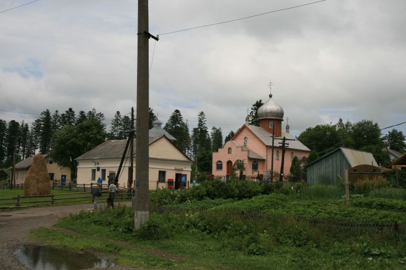Sianki - nowa cerkiew, sklep, błoto