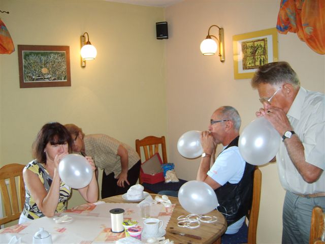 Dmuchanie baloników przed imprezą poprawinową